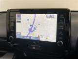 【8インチディスプレイオーディオ】各種オーディオ機能とスマホ連携機能を搭載。ナビキットを装着しているので、車載ナビとしても使用可能です。機能の詳細につきましては、展示店舗までお尋ねください。