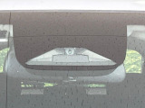【ホンダセンシング】走行中に前方の車両等を認識し、衝突しそうな時は警報とブレーキで衝突回避と被害軽減をアシスト。より安全にドライブをお楽しみいただけます。