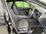運転席まわりには十分なスペースがあり、大柄な方でもゆったり運転していただける環境です。