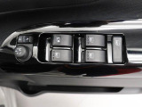 愛知ダイハツのお店では、ダイハツ車を知り尽くしたプロフェッショナルなサービススタッフが、専用の診断機器を使って各システムを点検しております。