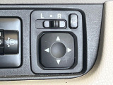 【電動格納ミラー】サイドミラーは電動格納式となっており、狭い駐車場でもキズがつくリスクを抑えられます。