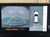 【パノラミックビューモニター(床下透過表示機能付)】クルマを上から見たような画像をディスプレイに表示し、運転席から確認しにくい箇所も確認できます。車両直下及びタイヤ付近のアンダーフロアの確認も可能です