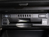コンソール内一体型のビルトインETC装備!見た目の部分も良いですが、ETCカードの盗難防止になる設置箇所です!料金所の渋滞回避!時間帯・日によって料金の軽減を受けられます!ストレス知らずのドライブ!
