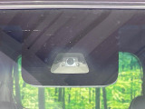 【スマートアシスト】走行中に前方の車両等を認識し、衝突しそうな時は警報とブレーキで衝突回避と被害軽減をアシスト。より安全にドライブをお楽しみいただけます。