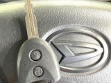 【キーレス】少し離れた場所からでもボタン一つでドアの開錠・施錠ができるのでとっても便利!ドアの鍵穴周りに傷をつけることもありません♪