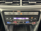 タッチコントロール式2ゾーンフルオートエアコンパネル。運転席、助手席それぞれ独立して温度管理が可能です。花粉やダストを除去するフレッシュエアフィルターも装備され、クリーンな室内環境を保ちます。