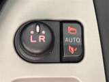 【電動格納ミラー】運転席のスイッチで、ドアミラーの開閉や角度の調整ができます。