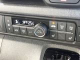 【オートエアコン】一度お好みの温度に設定すれば、車内の温度を検知し風量や温度を自動で調整。暑い&hellip;寒い&hellip;と何度もスイッチ操作をする必要はありません。快適な車内空間には必須の機能ですね♪