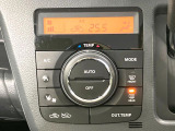 【オートエアコン】一度お好みの温度に設定すれば、車内の温度を検知し風量や温度を自動で調整。暑い&hellip;寒い&hellip;と何度もスイッチ操作をする必要はありません。快適な車内空間には必須の機能ですね♪