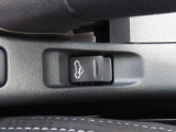 電動開閉ルーフスイッチ(アクティブトップ)。コクピットにいながら約20秒でフルオープンに出来、オープンスポーツカーならではの開放感を手軽に楽しめます。天候などの変化に合わせてクローズドも思いのままです