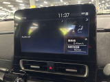 ディスプレイオーディオやカーナビは、現代のドライブにおいて欠かせない装備のひとつです。初めての場所でも迷いにくく、快適なルート案内で運転をサポートします。移動中のエンターテインメント性も高まります。