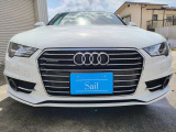 **Audiの存在感は、このフロントから。**存在感あふれるシングルフレームグリルが、A7スポーツバックの洗練された表情を演出。ひと目でAudiとわかる、ブランドを象徴するデザインです。