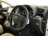 高級感のある運転席回り♪乗っていて落ち着けるデザインです。もちろん使い勝手もとても良いです。