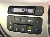 【オートエアコン】一度お好みの温度に設定すれば、車内の温度を検知し風量や温度を自動で調整。暑い&hellip;寒い&hellip;と何度もスイッチ操作をする必要はありません。快適な車内空間には必須の機能ですね♪
