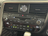 【左右独立オートエアコン】左右独立型、いわゆるデュアルエアコンです。運転席と助手席でそれぞれお好みの温度を設定可能です。