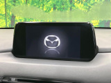 【マツダコネクト】車内の雰囲気にマッチした大型のディスプレイ。スマホ接続でのナビ使用やBluetooth再生等、様々な機能が楽しめます。直感的なダイヤル操作が可能で、使い勝手も良好です。
