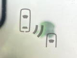 【ブラインドスポットモニター】走行中、ドアミラーの死角になりやすい箇所に後続車が接近するとサイドミラーのレンズに警告を表示!ドライバーに注意喚起をしてくれます。