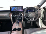 運転席周りのレイアウトをご覧ください。ナビゲーションが綺麗に装着されすっきり収まってますね!
