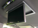 【14型有機ELフリップダウン】三列目からでも迫力のエンタメが観れる大画面フリップダウン。有機ELのモニターでは、一般的なフリップダウンよりも高コントラストでキレイな映像を楽しめます。