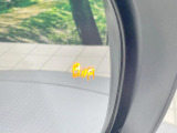 【ブラインドスポットモニター】走行中、ドアミラーの死角になりやすい箇所に後続車が接近するとサイドミラーのレンズに警告を表示!ドライバーに注意喚起をしてくれます。