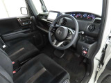 シンプルで使いやすいデザインの運転席です。
