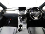上質で落ち着いた印象のインパネ。視界も広々で運転しやすいです。