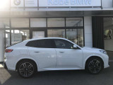 【BMWの伝統-3】BMWのお車は、&ldquo;駆け抜ける歓び&rdquo;を体現しております。走行の安定性とコーナリングの良さを追求し、思い通りにハンドルの操作可能です。