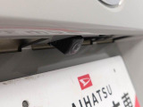 後退時に車両の後ろ側をモニター画面に表示します。車庫入れなどでバックする際に後方確認ができて便利です。車庫入れが苦手な人もこれで安心。