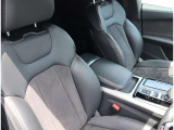 Audi正規ディーラーが高品質をお約束。高度な訓練・教育を受けたAudi専任メカニックが、100項目にもおよぶ精密な点検を実施。すべてクリアしたAudi車だけ、あなたのお手元に届けられるのです