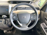 インテリアに合わせたデザインのステアリングは、運転される方のことも考え、運転しやすい形状、大きさです。是非一度、実際に触ってお確かめください。