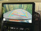 【バックカメラ】駐車時に後方がリアルタイム映像で確認できます。大型商業施設や立体駐車場での駐車時や、夜間のバック時に大活躍!運転スキルに関わらず、今や必須となった装備のひとつです!