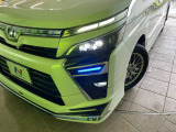 【三眼LEDヘッドライト】スタイリッシュな見た目の三眼LEDヘッドライトを装備♪スタイルだけでなく、夜間の走行も視界良好で安心してお乗りいただけます。