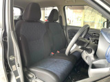 運転席まわりには十分なスペースがあり、大柄な方でもゆったり運転していただける環境です。