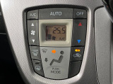 【オートエアコン】一度お好みの温度に設定すれば、車内の温度を検知し風量や温度を自動で調整。暑い&hellip;寒い&hellip;と何度もスイッチ操作をする必要はありません。快適な車内空間には必須の機能ですね♪