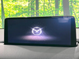 【8インチマツダコネクト】車内の雰囲気にマッチした大型のディスプレイ。スマホ接続でのナビ使用やBluetooth再生等、様々な機能が楽しめます。直感的なダイヤル操作が可能で、使い勝手も良好です。