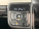 【オートエアコン】一度お好みの温度に設定すれば、車内の温度を検知し風量や温度を自動で調整。暑い&hellip;寒い&hellip;と何度もスイッチ操作をする必要はありません。快適な車内空間には必須の機能ですね♪