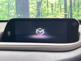 【8インチマツダコネクト】車内の雰囲気にマッチした大型のディスプレイ。スマホ接続でのナビ使用やBluetooth再生等、様々な機能が楽しめます。直感的なダイヤル操作が可能で、使い勝手も良好です。