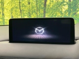 【10.25インチマツダコネクト】車内の雰囲気にマッチした大型ディスプレイ。スマホ接続でのナビ使用やBluetooth再生等、様々な機能が楽しめます。直感的なダイヤル操作が可能で、使い勝手も良好です。