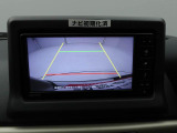 後退時に車両の後ろ側をモニター画面に表示します。車庫入れなどでバックする際に後方確認ができて便利です。車庫入れが苦手な人もこれで安心。