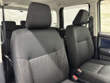 高いホールド性で運転姿勢が安定します。長距離ドライブでも疲れにくいのが魅力です。