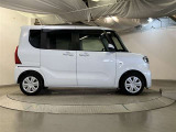 運転席側も手動のスライドドアとなってます。乗り降りや荷物の出し入れが楽になり便利です。