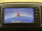 バックモニター付きです。車の後方に小型カメラが付いており、バックする際の後方の様子をモニター上に表示します。