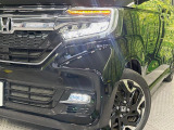 【LEDヘッドライト】悪天候や夜間走行時も良好な視界を確保し安心して運転できる高輝度LEDヘッドライトを装備!点灯速度が早く、消費電力も抑えられています。