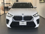 【BMWの伝統-1】BMWの特徴的な&ldquo;キドニーグリル&rdquo;は、80年以上続く伝統の形でございます。変わらないこだわりのデザインが、プレミアムブランド&ldquo;BMW&rdquo;を創り出します。