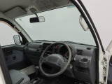 運転席全体 シンプルで見晴らしも広い、誰にも運転しやすいデザインです。