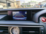 特に知らない場所での駐車・車庫入れなどには気を使います。 そんな時にはバックカメラがとっても便利。 ドライバーの死角をサポートしてくれるので安心・安全が確保できます。