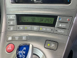 【オートエアコン】一度お好みの温度に設定すれば、車内の温度を検知し風量や温度を自動で調整。暑い&hellip;寒い&hellip;と何度もスイッチ操作をする必要はありません。快適な車内空間には必須の機能ですね♪