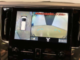 複数のカメラの映像をもとに、クルマを真上から見ているような映像をドライバーに提供し駐車をサポートする機能です。