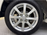 アルミホイール付き!「純正」なので車のデザインともマッチしています。お洒落は足元から。。。といいますから♪