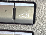【パワーバックドア】スマートキーや運転席のボタンを押すだけでリアゲートが自動で開閉します!荷物を持っている時や、高い位置にあるバックドアを閉める際に便利な機能です♪